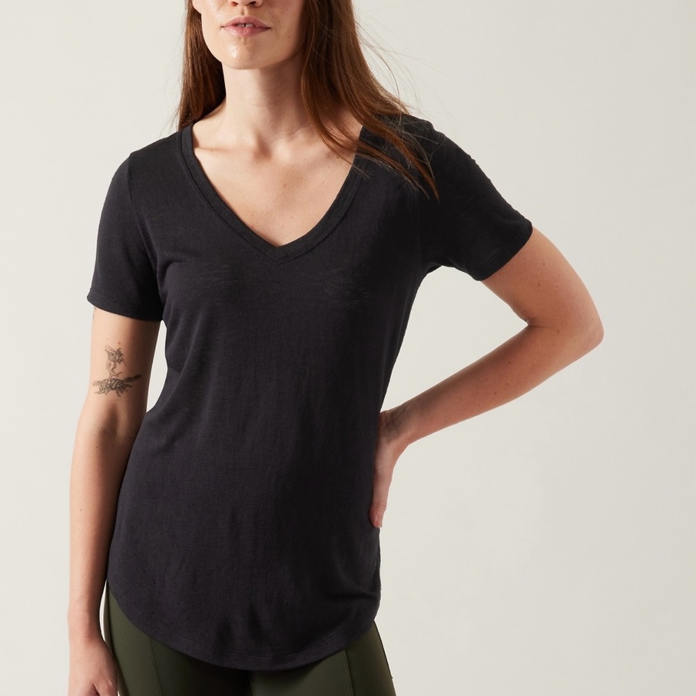ATHLETA 🖤 Breezy Scoop VNeck Tee